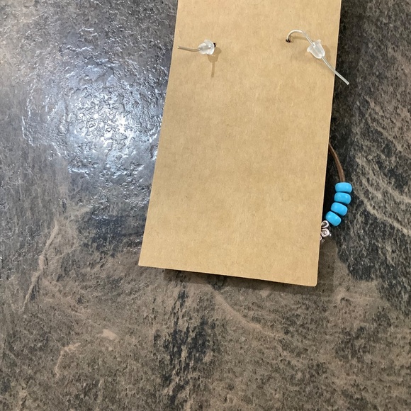 NWT silvertone /Aqua Earrings - Picture 3 of 7